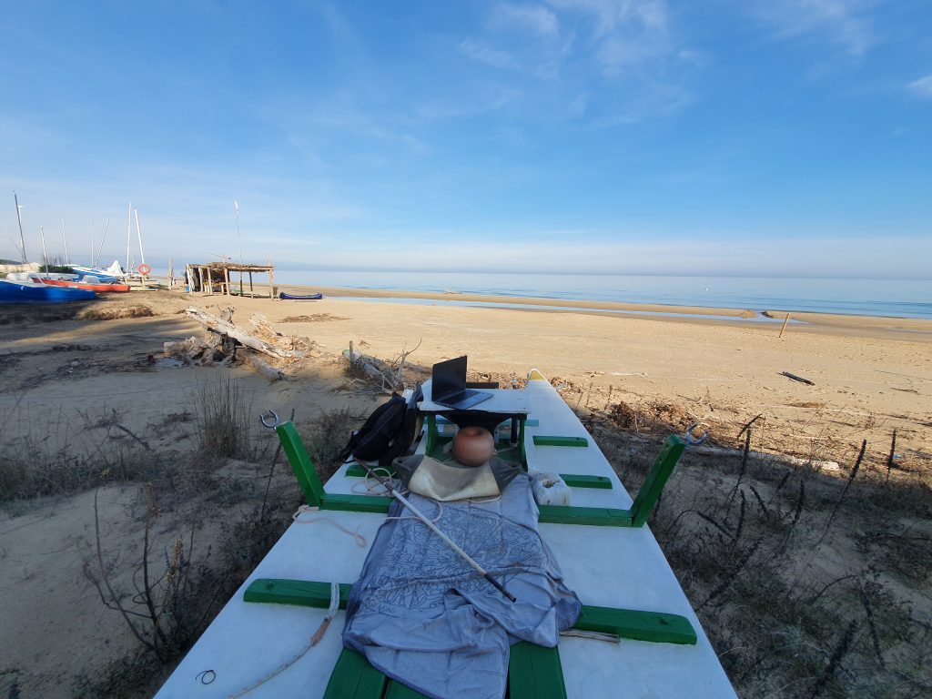 foto pc su pattino lungo la spiaggia 