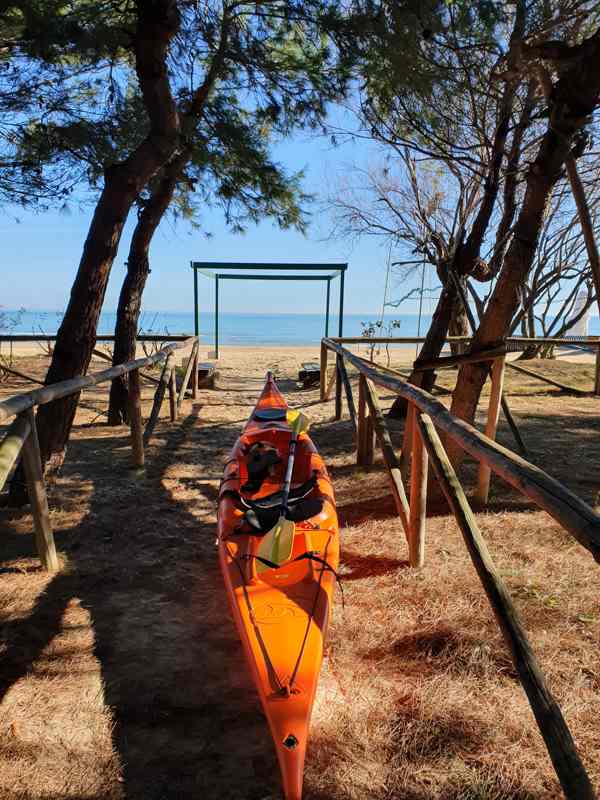 Kayak arancione che va verso la spiaggia